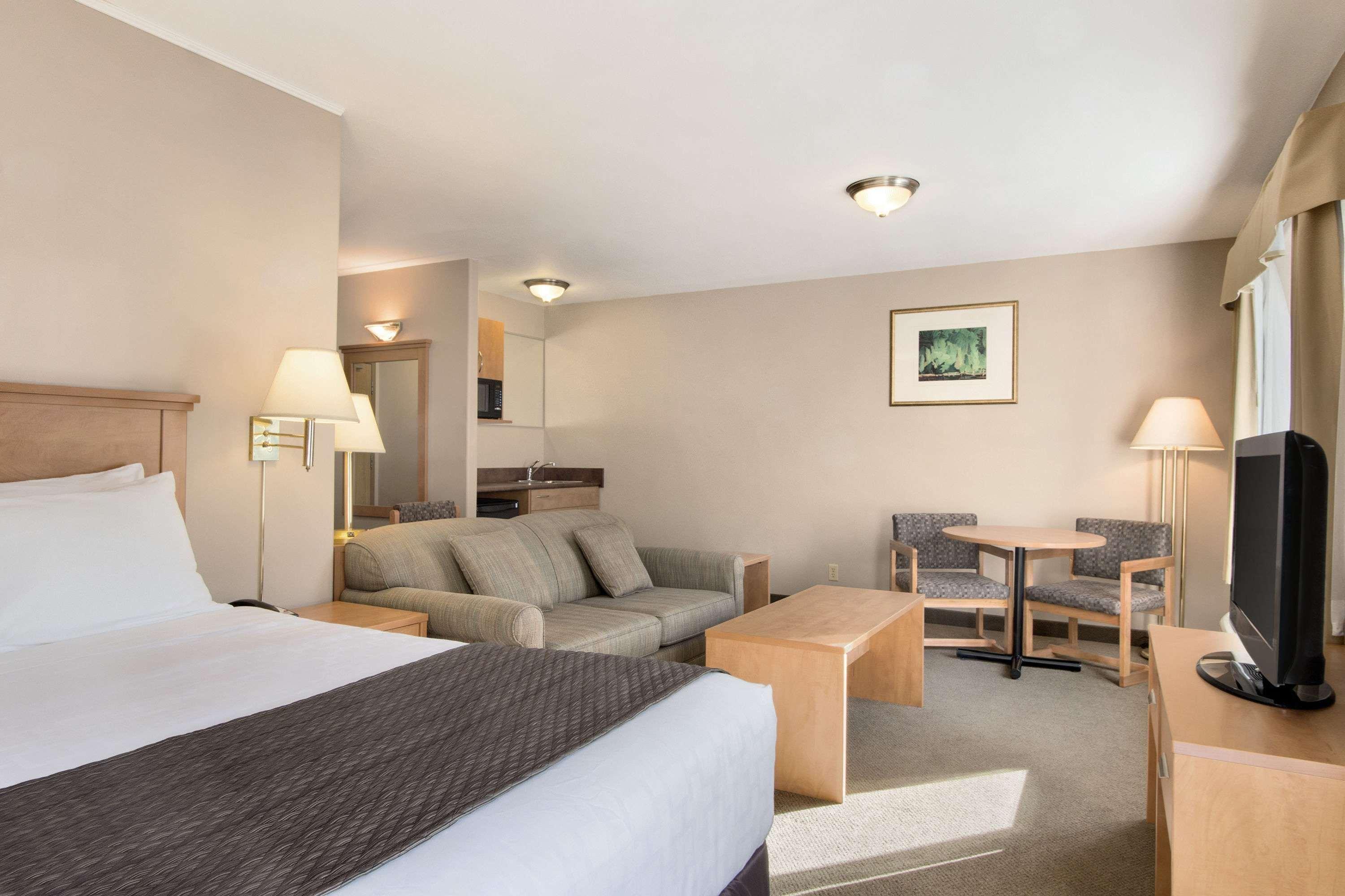 Days Inn & Suites By Wyndham Thunder Bay Exterior photo