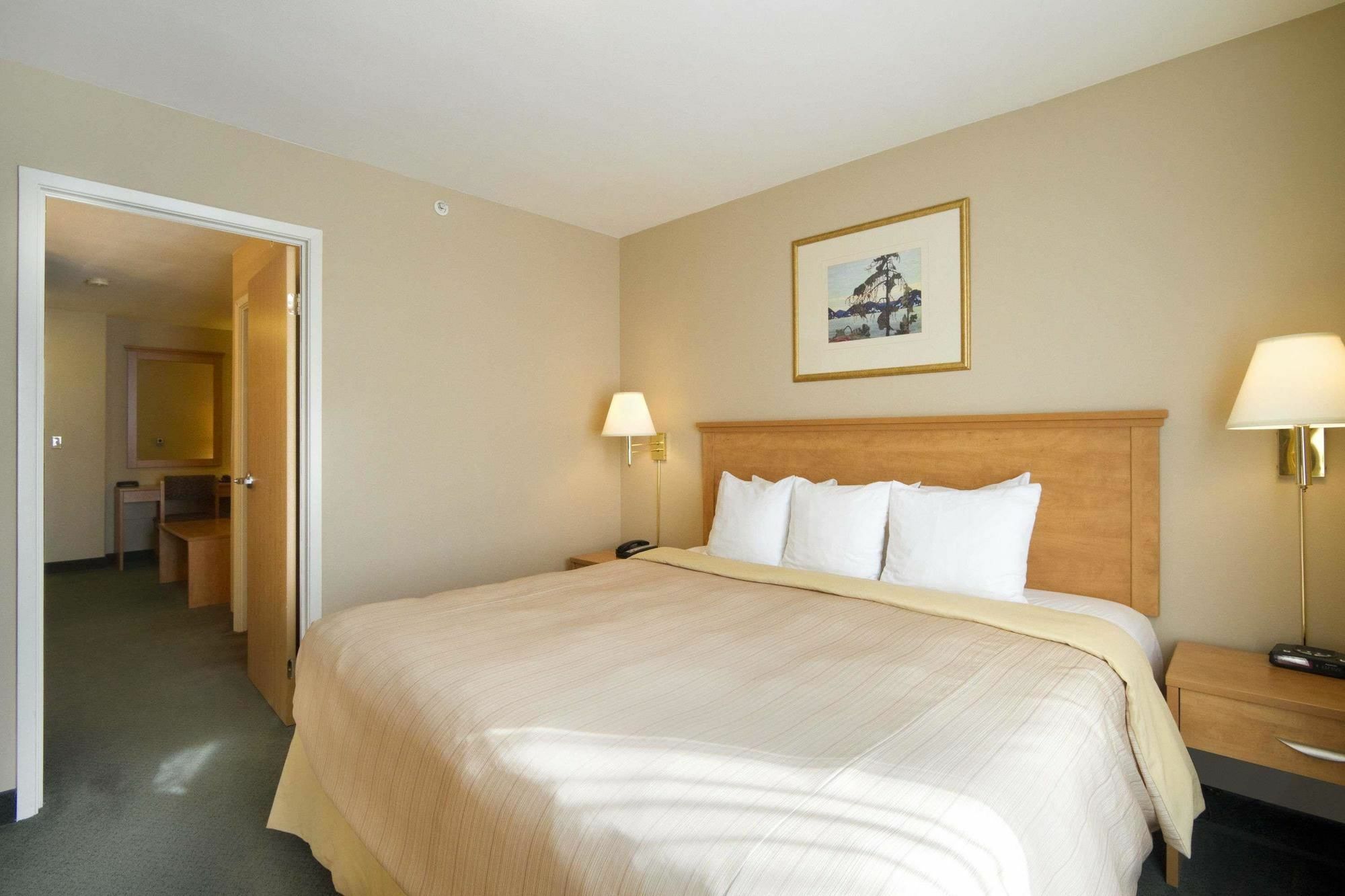 Days Inn & Suites By Wyndham Thunder Bay Exterior photo